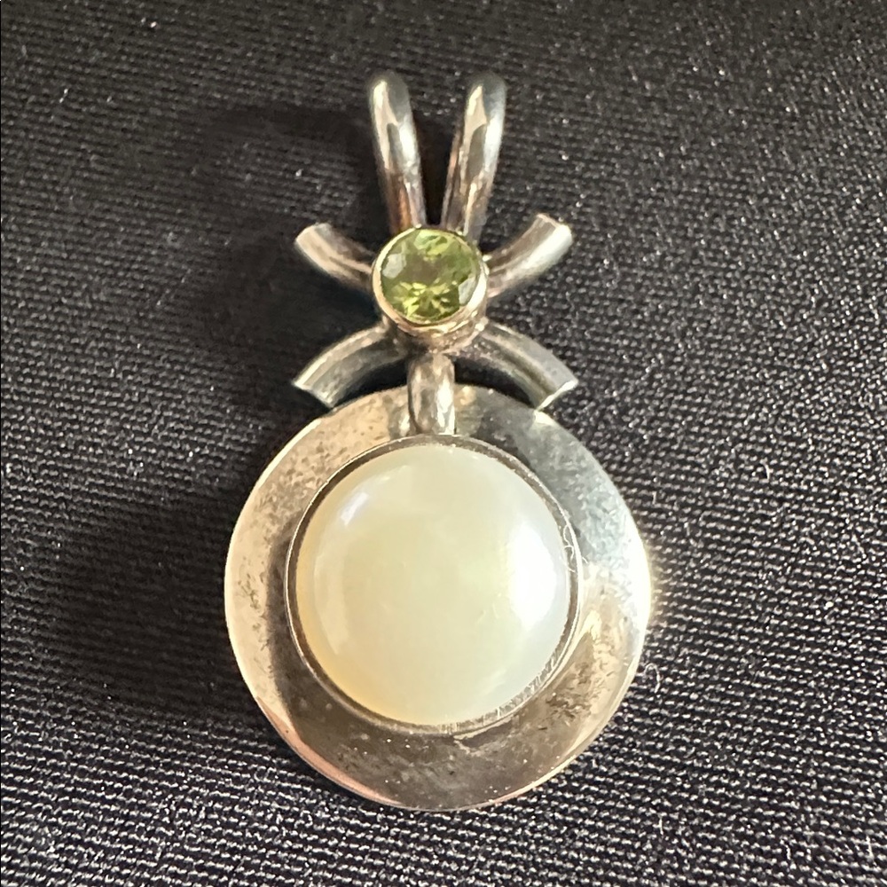 Robert Nilsson EUC sterling pendant with genuine pearl and peridot gemstone